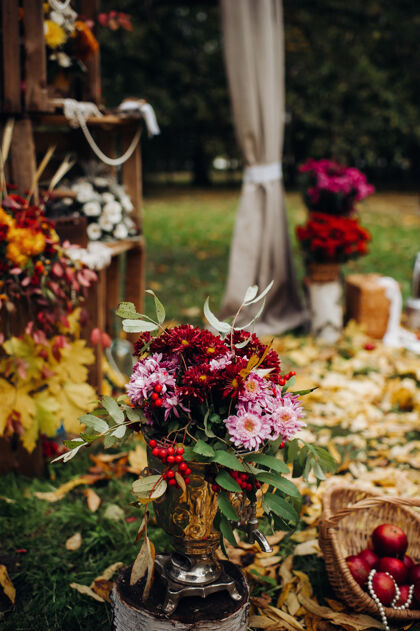 婚礼装饰秋天的婚礼在绿色的街道上举行草坪装饰鲜花拱形的仪式文化组织鲜花