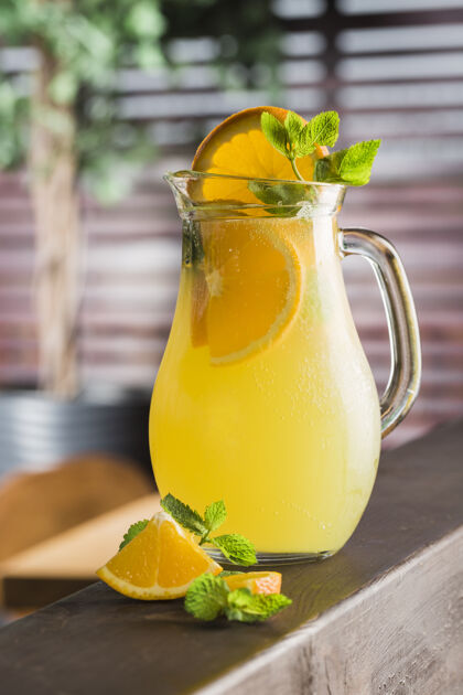 液体一瓶鲜橙汁加一片柠檬和薄荷水果叶子果汁