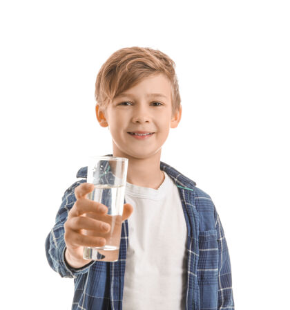 能量可爱的小男孩 一杯白开水活力寒冷杯子