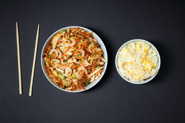 对虾一盘鲜活的虾仁沙拉 一碗米饭配上鸡蛋和黑筷子新鲜筷子美味