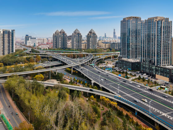 水平航拍天桥中国现代城市建筑景观度假村交叉口秩序