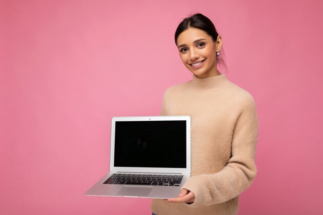 年轻人一个拿着笔记本电脑的女人学生自由职业者休闲