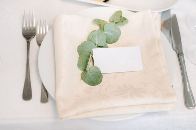 细节婚宴桌上的盘子 节日餐桌的装饰银器餐厅叉子