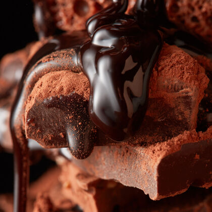 苦巧克力块和巧克力糖浆接近卡路里堆美味
