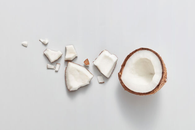 坚果新鲜切割的天然有机天然奇异椰子果片 浅灰色背景 柔和阴影 复制太空素食者概念.top查看水果牛奶吃