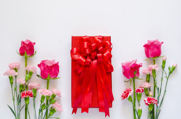 花瓣红色礼品盒 有五颜六色的花朵惊喜茎开花