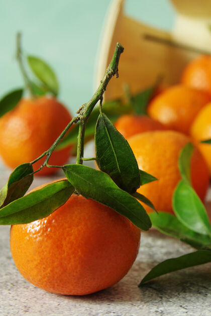 食物青叶鲜香橘桌上熟透了多汁的柑桔柑橘特写甜味