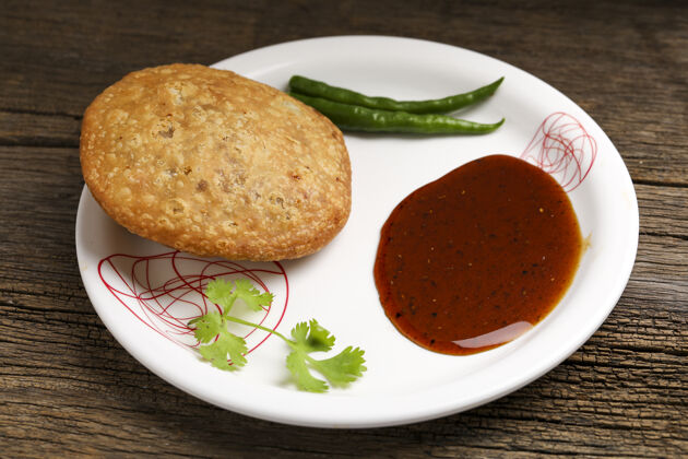 番茄Kachori是一种来自印度的辛辣小吃 也被拼写为kachauri和kachodi小吃辛辣食物
