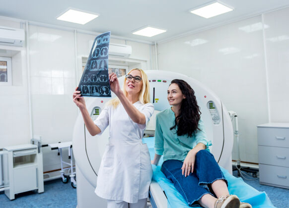 设备放射科医生和一个女病人一起检查ct扫描计算机癌症诊断