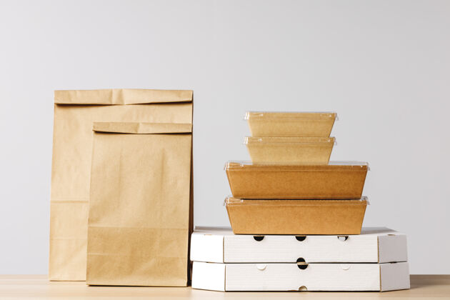 食品各种各样的食物运送容器放在桌子上盒子空白纸箱