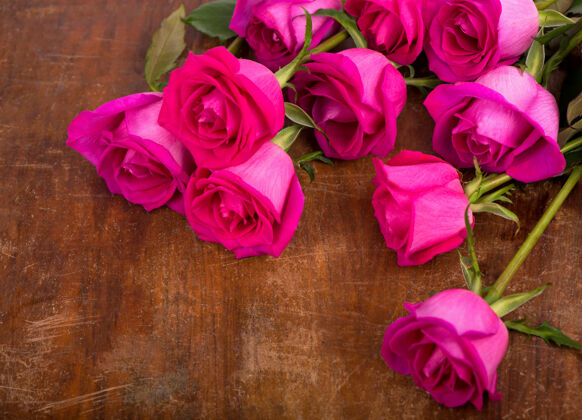庆祝木桌上孤零零的粉红玫瑰美丽自然简单