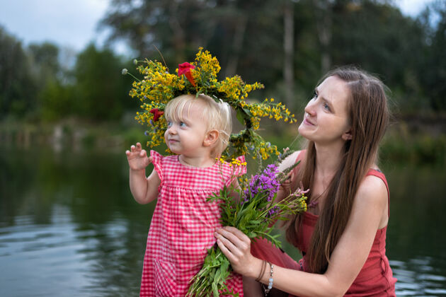 乡村年轻的母亲和女儿在花圈上伊万湖库帕拉假日假日年轻美丽