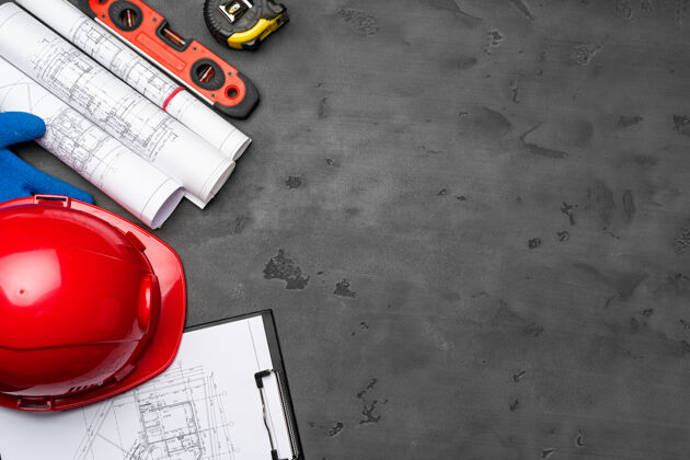 工业建筑工人安全帽 图纸和建筑水平 顶视图在木制计划纸工具