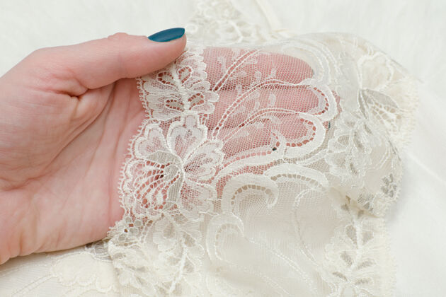 物品部分白色蕾丝穿在女性身上手感时尚概念关闭起来材料时尚指甲