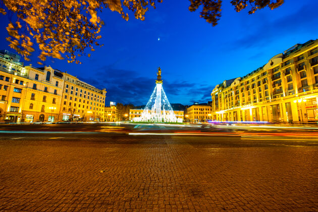 市中心第比利斯的主要广场-自由广场与圣诞树与灯光和节日照明观光城市道路
