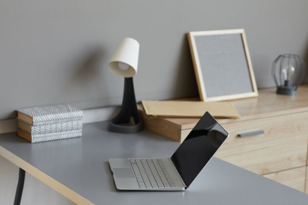 桌子空的现代工作场所 笔记本电脑上的办公室空白室内技术