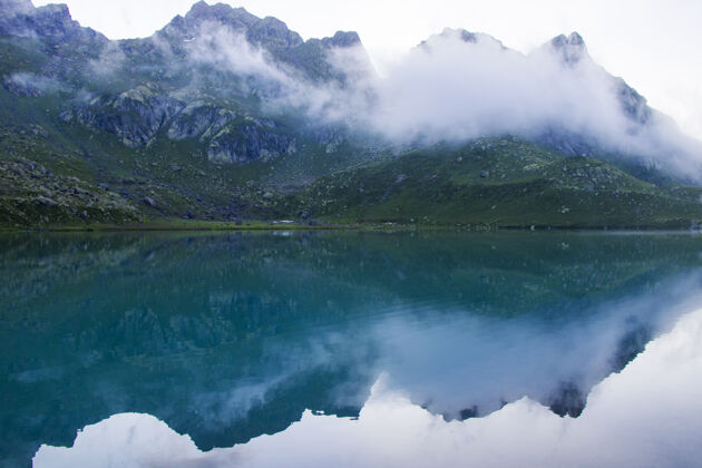风景山湖和雾 雾湖 惊人的景观和阿尔卑斯湖奥赫罗茨卡利在斯瓦内蒂的看法环境山全景