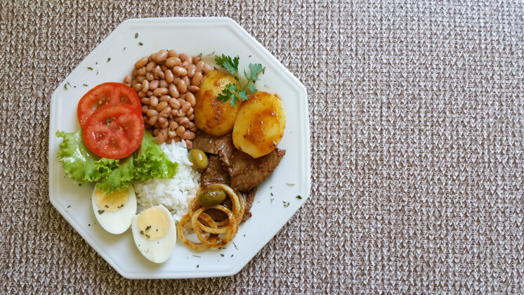 美味传统健康的巴西美食俯瞰典型膳食肉