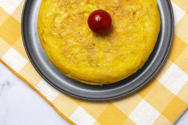 玉米饼自制西班牙煎蛋卷鸡蛋传统的西班牙菜开胃菜小吃晚餐