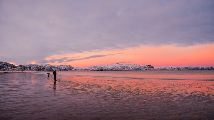 瞬间摄影师在巴伦支海拍摄了一幅美丽的北极日落景观极地日落人