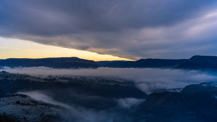 戏剧性法国米洛塔恩山谷的雾风景雾云