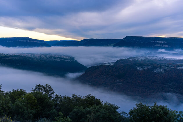 雾法国米洛塔恩山谷的雾自然雾法国