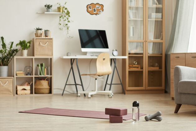 装饰形象的客厅配备现代家具和运动器材 为运动做好准备客厅家居生活扶手椅