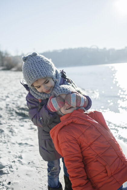 友谊一家人一起过冬 孩子们冬天在沙滩上散步乐趣寒冷微笑