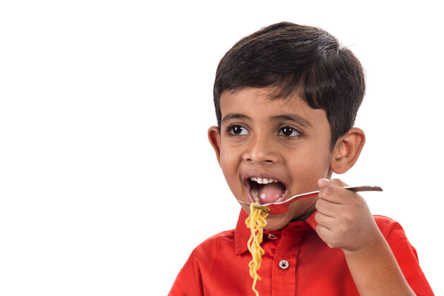 人孩子吃着美味的面条 印度孩子用叉子吃着白面餐馆筷子男人