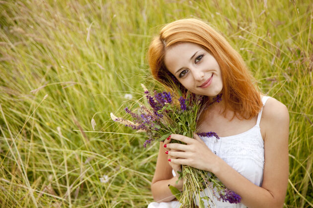 绿色草地上的红发女孩女巫乡村经典