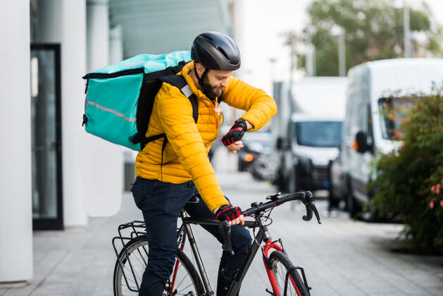 包送菜服务 骑手用自行车送菜给客户-关于交通 送菜和技术的概念公司垃圾食品城市