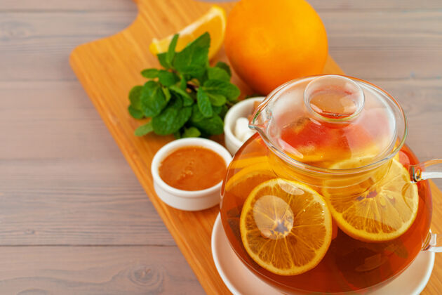 传统红茶和柑橘片的玻璃茶壶水果热茶圣诞节