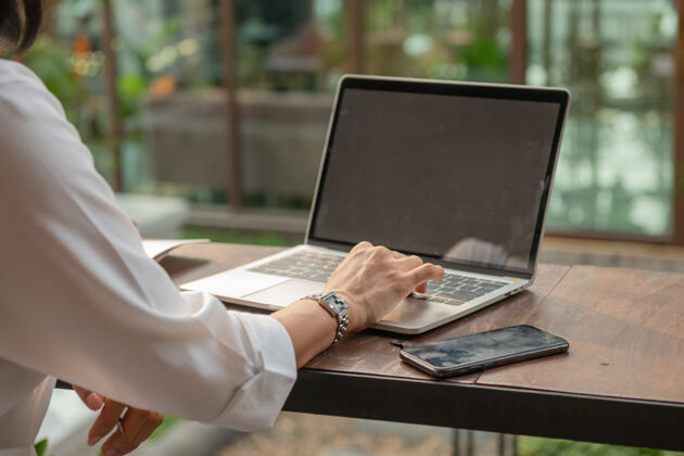 一个女商人在咖啡馆用笔记本电脑的画像自由职业者屏幕女孩