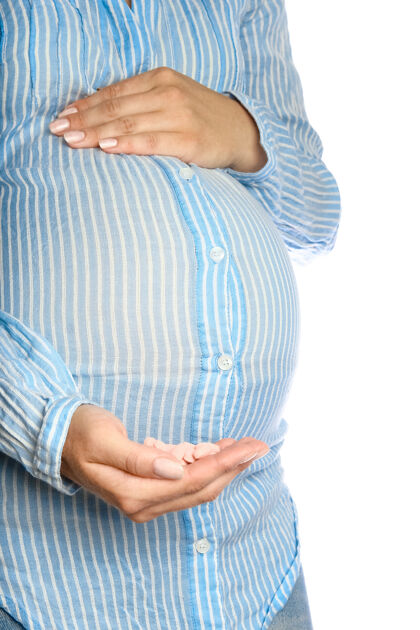 身体快乐的怀孕女孩躺在白色的背景上肚子怀孕怀孕