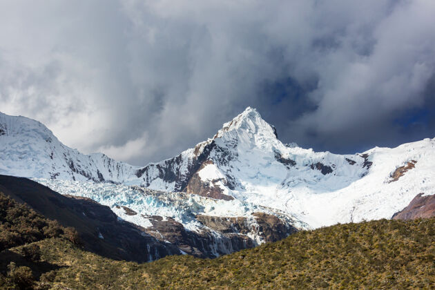 泻湖美丽的山脉风景在科迪勒拉华亚什 秘鲁 南美洲蓝色风景惊人