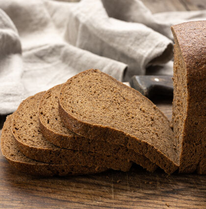 板切片烤矩形黑麦面粉面包棕色板 健康食品 特写健康没有人面包房