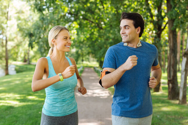 沟通一天的开始快乐积极的一对情侣在早晨一起慢跑时面带微笑免疫力积极身体