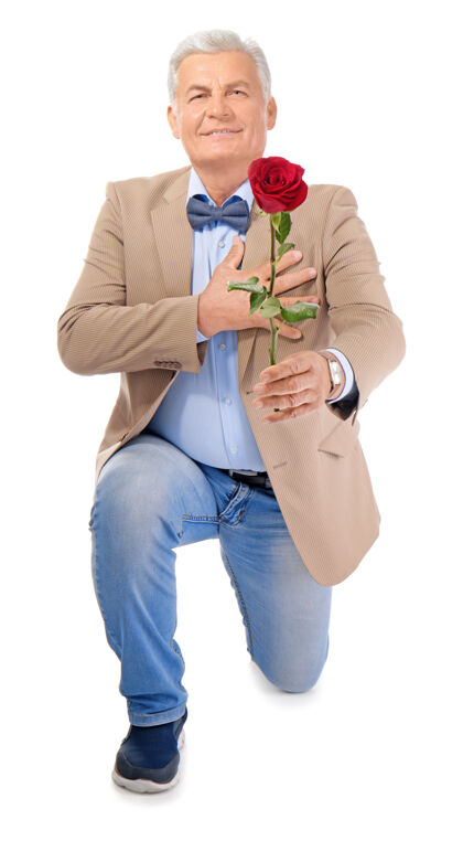 成熟帅气的成熟男人带着红玫瑰 孤零零地站在白玫瑰上单身汉老年人提供