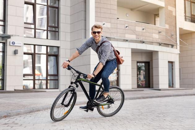 运动积极的生活方式快乐快乐的人在享受骑自行车时心情愉快骑行休闲白天