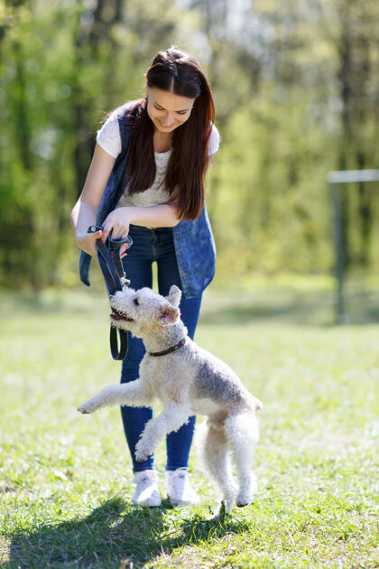 在一起美丽的小女孩和猎狐犬在公园户外的肖像善良休闲友谊