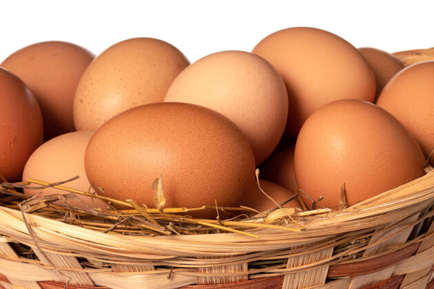 Up鸡蛋在篮子里隔离在白色的表面靠近产品鸡蛋健康