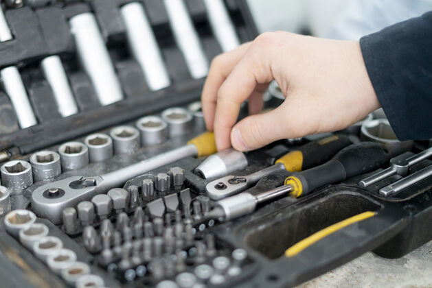 维修工人手拿工具从设定的情况下做项目车间机械修理工