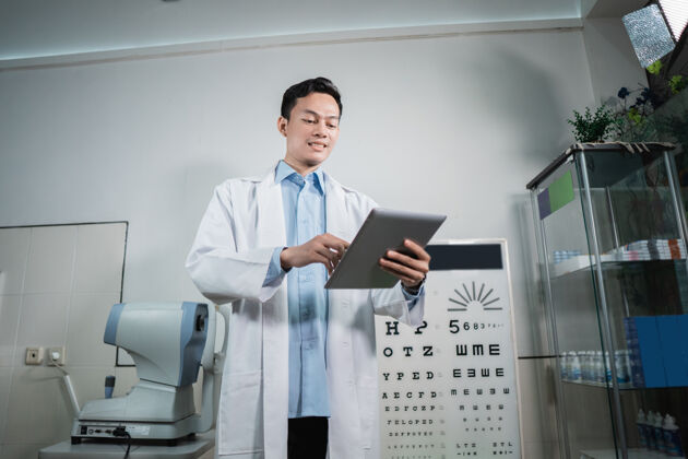 眼镜一个男医生有一个眼科检查表 它是眼科诊所检查的基础健康检查验光师