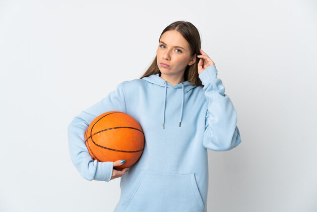 沉思年轻的立陶宛女子打篮球孤立在白色背景有疑问运动思考爱好