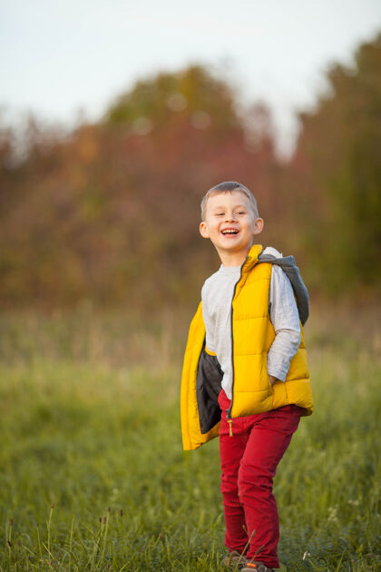 季节5岁可爱的小男孩在秋天散步花园.肖像一个快乐的男孩在明媚的秋天衣服暖和明媚的秋天表情小白种人