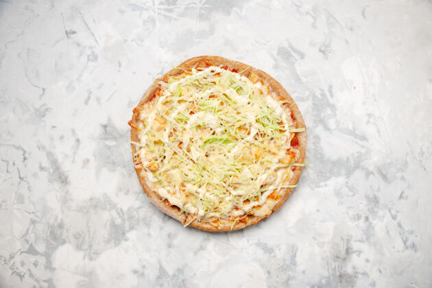 小吃俯瞰美味的自制素食比萨饼染色白色表面与自由空间切片奶酪染色