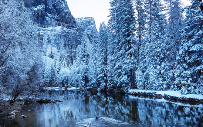 冬天美丽的早春景观在约塞米蒂国家公园 约塞米蒂 美国岩石雪美丽