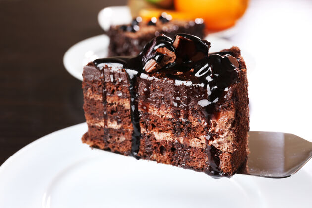 配料桌上美味的巧克力蛋糕 特写镜头奶油糕点松露