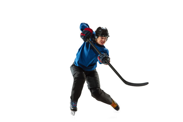专业冰球场上拿棍子的年轻女子冰球运动员裙子快速强壮