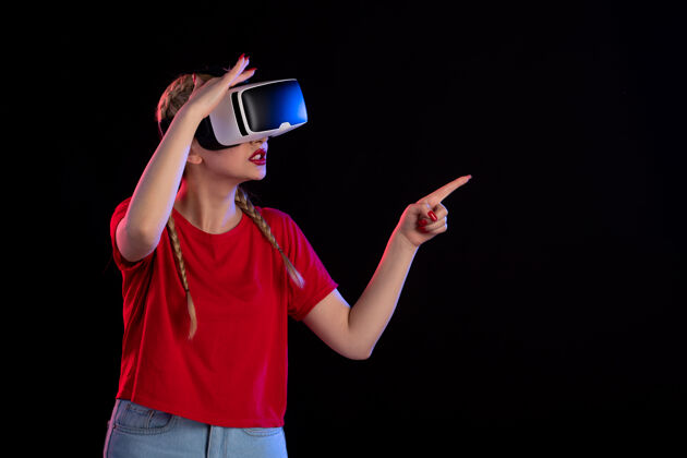 年轻女性年轻女性在黑暗幻想中玩虚拟现实视觉游戏超声波正面图超声波幻想视觉